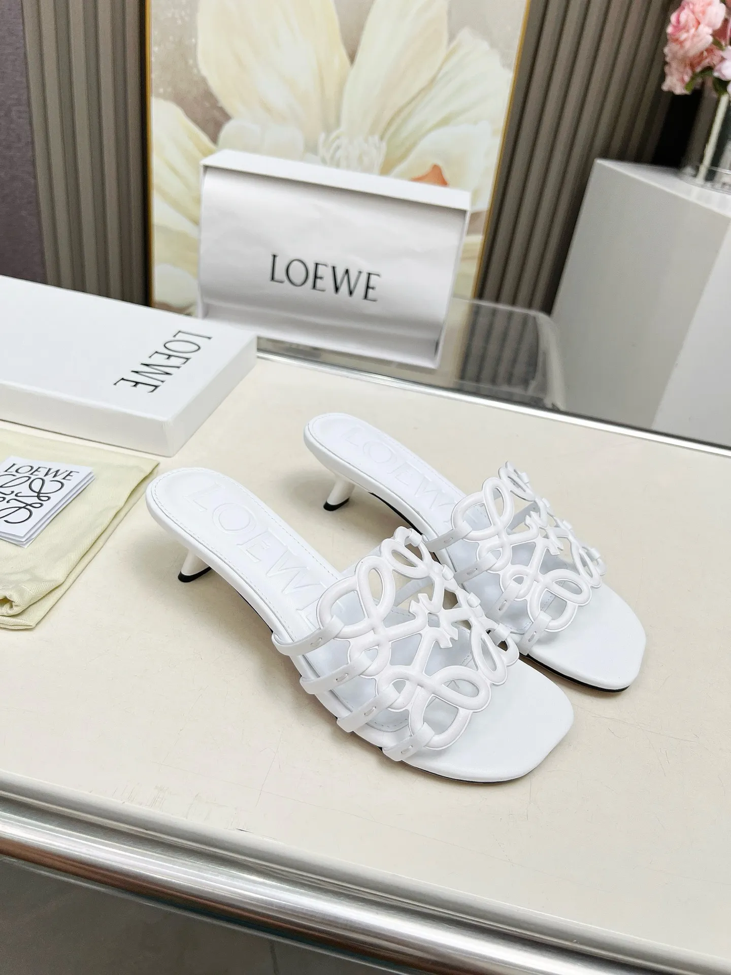 👟👟Ex-factory price 500👟👟 LOEWE 2025 SS summer limited edition hollow slippers, it is a very comprehensive noble fashion brand, highly recommended to all little fairies.   1⃣️Material: Imported cowhide 2⃣️Inner lining: Imported Italian lambskin, super soft and delicate 3⃣️Outsole: Imported Italian original original color genuine leather outsole Heel height 4.5 4⃣️Code number: 35 to 39 (40.41.42.43. Customized)